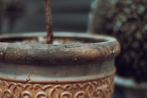 Pormenor da borda gasta de um vaso de barro antigo